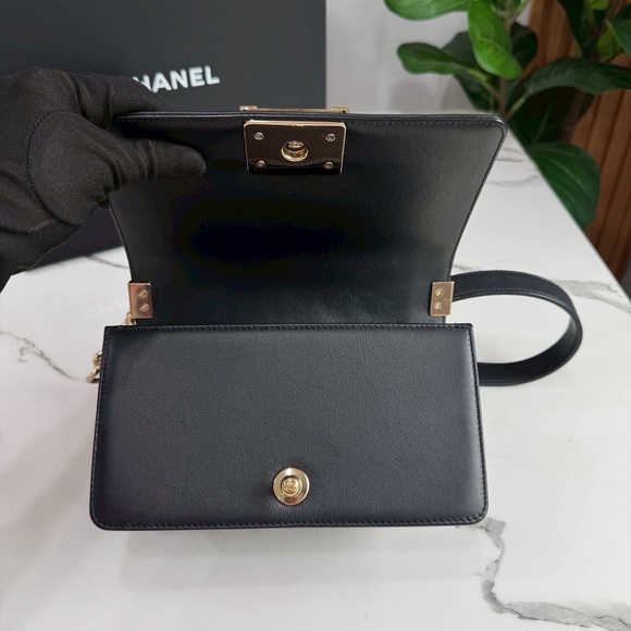 Chanel Black Quilted Leather Shoulder Bag - Picture 15 of 16